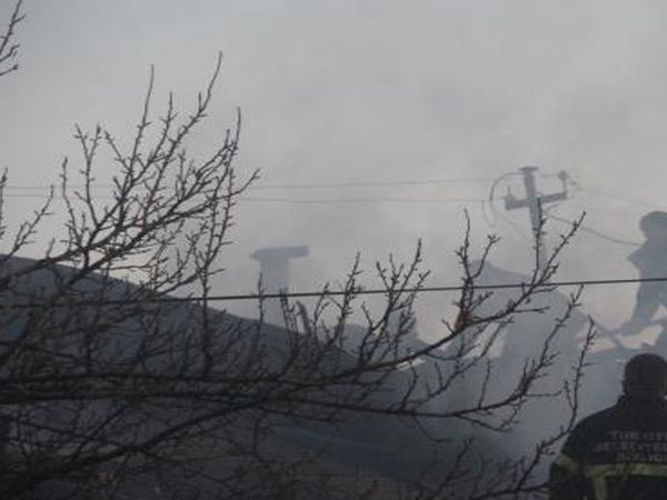 Yangına Müdahale Eden İtfaiye Eri Çatıdan Düşerek Yaralandı!