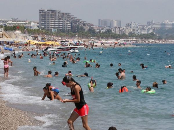 Yangınların Ardından Tekrar Canlanan Antalya'nın Konyaaltı Plajında Oturacak Yer Kalmadı