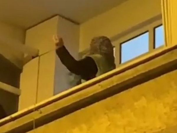 Yaşlı Teyze Evinin Balkonundan Asker Eğlencesine Dansla Katıldı! İşte O Görüntüler