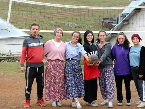 Yaylada Voleybol Oynayan Kızların Videosu 10 Milyon İzlenmeyi Geçti