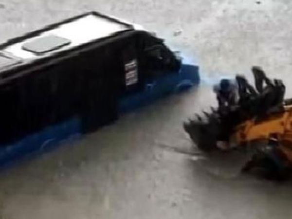 Yetkililerin sağanak yağış uyarısı Ankara’da etkili oldu: Yollar göle döndü
