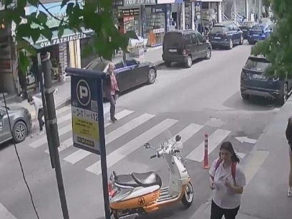 Yolda 10 bin dolar buldu: Eminiyet güçlerine giderek parayı teslim etti