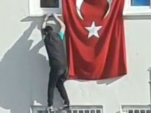 Yozgat’ta Gençler Bayrak Aşkı İçin Kendilerini Tehlikeye Attı