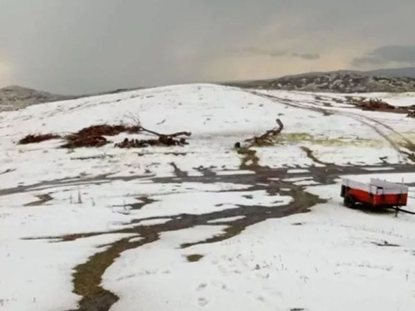 Yozgat'ta mevsim kışa döndü! 50 cm dolu yağdı, hayat durma noktasına geldi