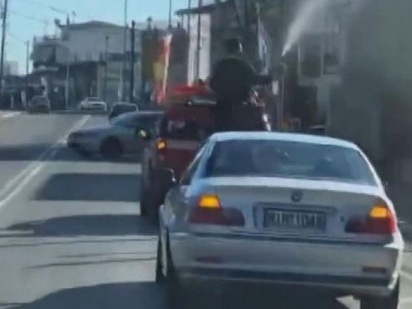 Yunan Papaz Bir Kamyon Kutsal Suyu Yollara Döktü!