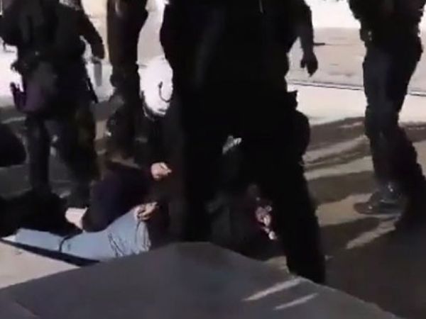 Yunanistan'da Protestocu Öğrencilere Şiddet