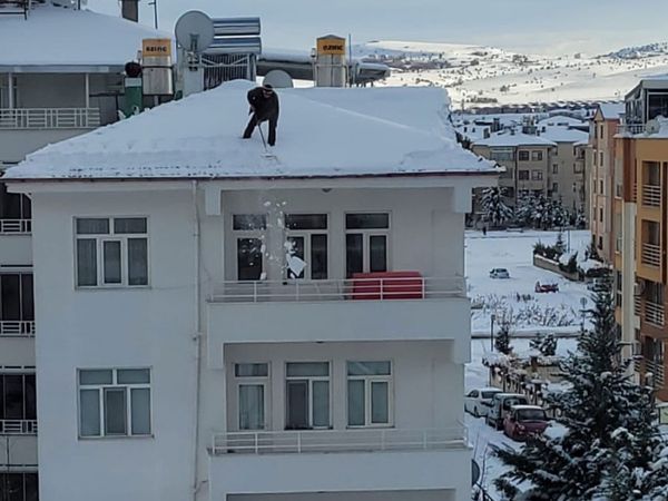 Yürekleri Ağza Getiren O Görüntüler: Hiçbir Önlem Almadan Çatıdaki Karları Temizledi