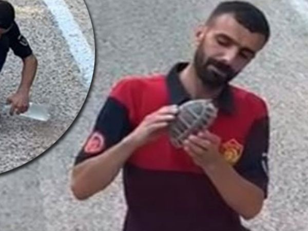 Yürekleri Istan Görüntüler! Yangından Kaçan Yavru Kaplumbağaya Elleriyle Su Verdi