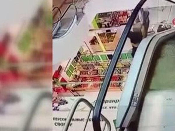 Yürüyen Merdivenin Bandına Takıldı, Aşağıya Düştü