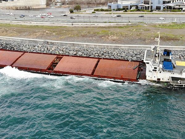 Zeytinburnu'nda Karaya Oturan Yabancı Gemi Kurtarılmayı Bekliyor