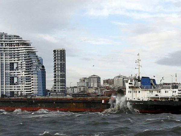 Zeytinburnu'nda Yük Gemisinin Karaya Oturduğu Anlar