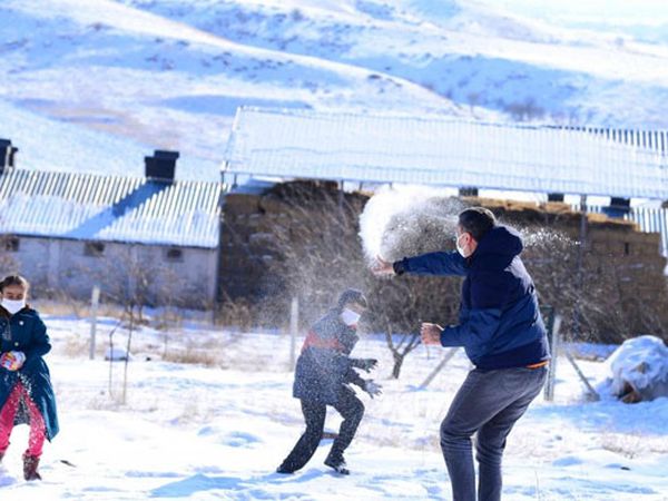 Ziya Selçuk Öğrencilerle Kar Topu Savaşı Yaptı