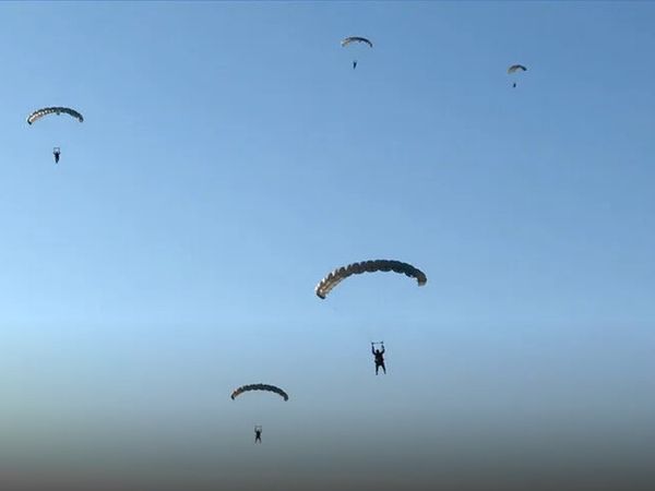 MSB, SAT komandolarının paraşüt eğitimi görüntülerini paylaştı
