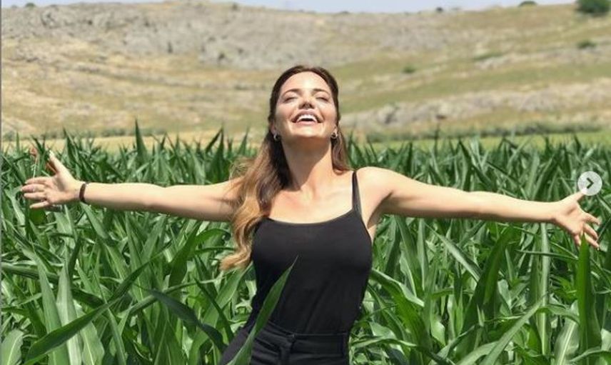 Hilal Altınbilek Kırmızı Bikinisiyle Plajın Yıldızı Oldu!