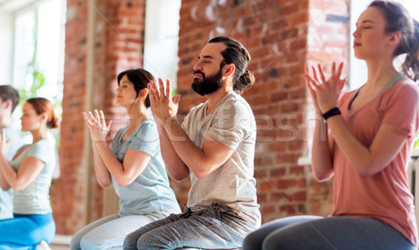 Herkes bu terapi yöntemini konuşuyor: Birbirlerini okşayarak meditasyon yaptılar!