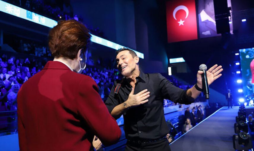 Mustafa Sandal ve Meral Akşener'in sahne performansı olay oldu! O anlar sosyal medyanın diline düştü