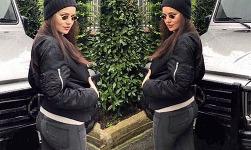 İkinci bebeğine hamile olan Fahriye Evcen’den korkutan görüntü: Parkta fenalaştı, ayakta durmakta zorlandı