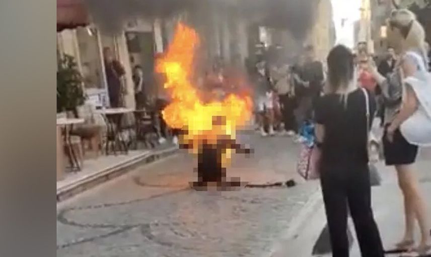 İstanbul Galata’da bir adam kendini yaktı! Çevredeki vatandaşlar da selfie çekti