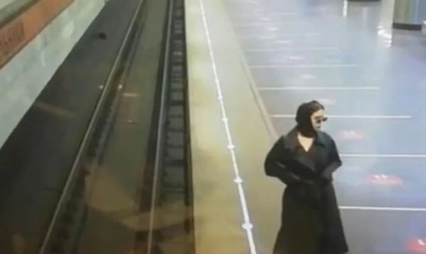 Rus Kadının Metroda Yaptığı Şey Görenleri Şaşkına Çevirdi