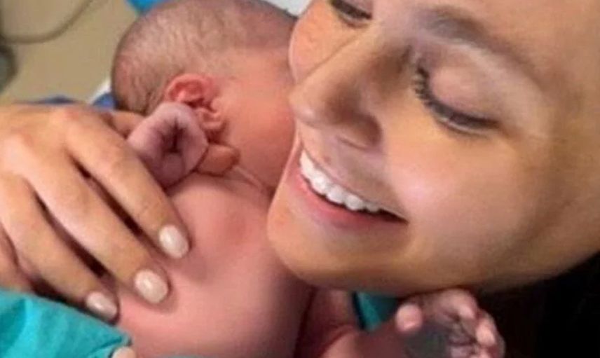 Doğum kilolarına meydan okuyan Aslı Enver fit görünümüyle dikkat çekti: Yeni yıla bikinili pozlarıyla giriş yaptı!