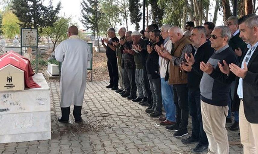 Babasını kaybetmişti! Binnur Kaya'nın cenazedeki zor anlarında arkadaşları destek oldu
