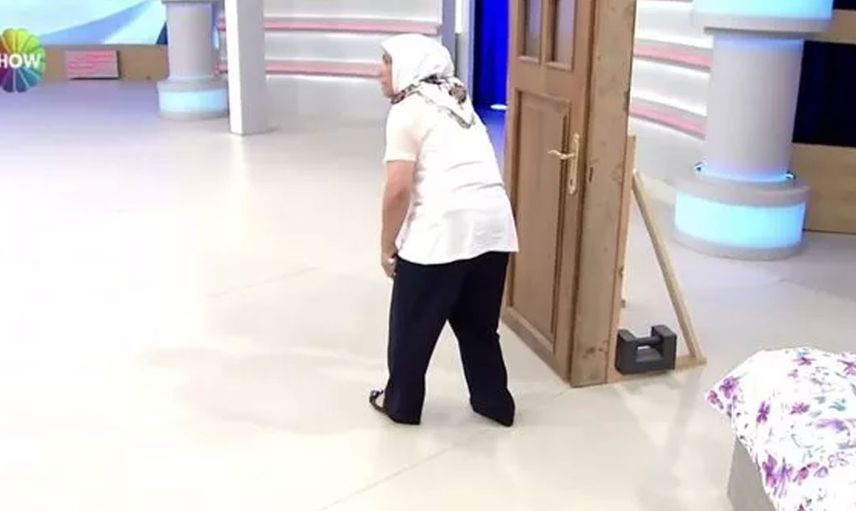 Türk televizyon tarihinde görülmemiş olay! Canlı yayında kimseye aldırmadan tuvaletini yapan kadın izleyicileri şaşkına çevirdi