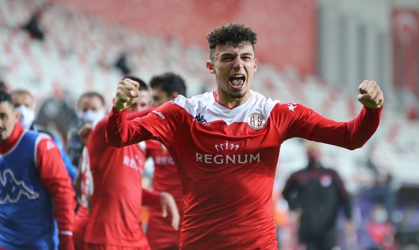 Trabzonspor, Antalyasporlu Gökdeniz Bayrakdar'ı Transfer Etmek İstiyor!