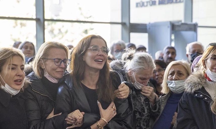 Babasının vefatından beri zor zamanlar geçiren Özge Ulusoy sevenlerini korkuttu! Bir de bir kemik kaldı