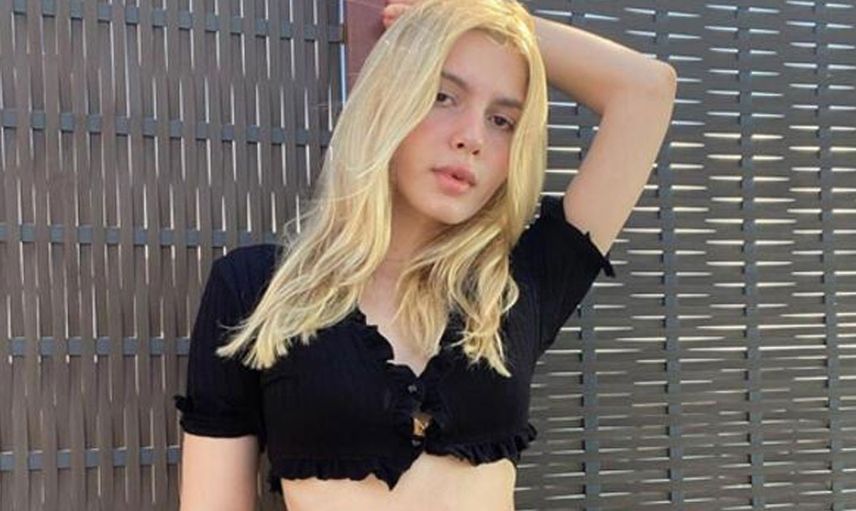 Aleyna Tilki yatak odasından poz verdi üzümleri de mahremine alet eden genç şarkıcı bu gidişle çarpılacak