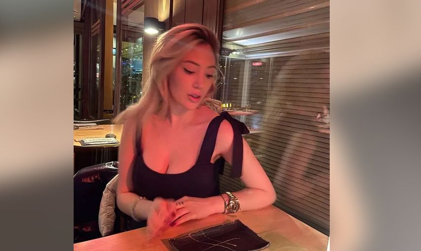 Mehmet Ali Erbil'in kızı babasını ezdi geçti Yasmin Erbil yatak odasından öyle bir poz paylaştı ki