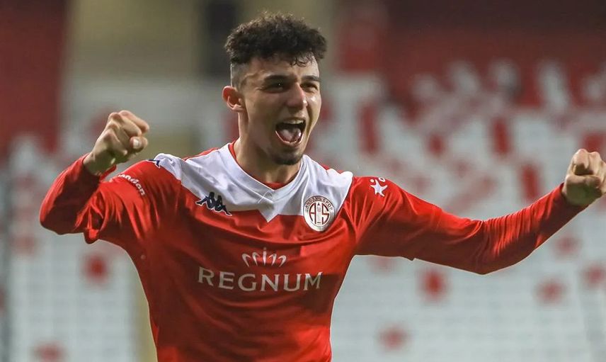 Trabzonspor, Antalyasporlu Gökdeniz Bayrakdar'ı Transfer Etmek İstiyor!