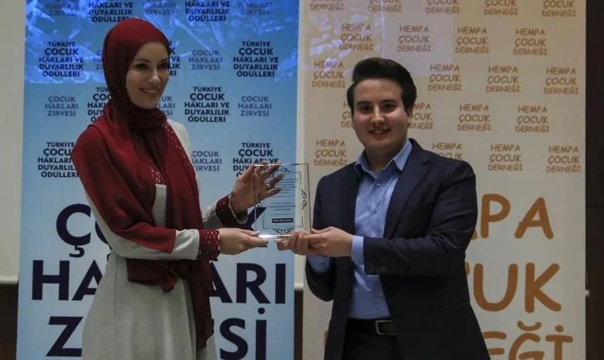 Tesettüre Giren Güzel Oyuncu Gamze Özçelik'ten İlk Fotoğraf