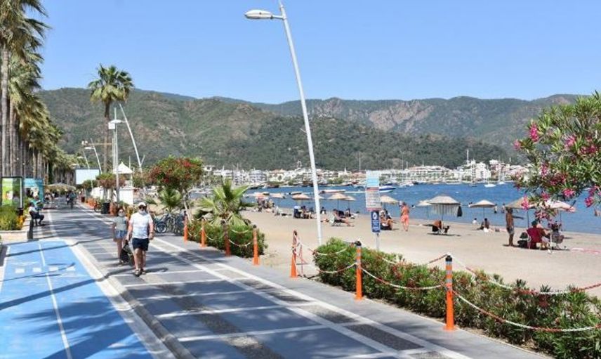 Marmaris'te Termometreler 41 Dereceyi Gösterdi: Plajlara Akın Ettiler