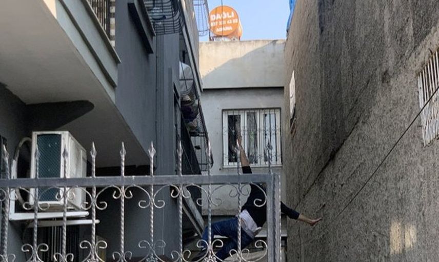 Adana'da Eşine Kızan Adam Komşusunun Üzerine Atladı