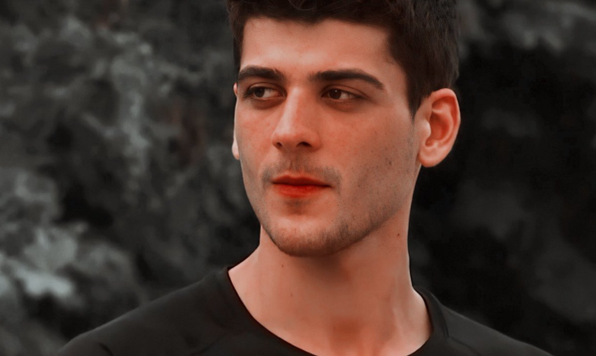 Survivor'da Aşk Dedikodusu Ayyuka Çıktı! Survivor Yunanistan'ın Başarılı İsmi Caroline, Poyraz'a İlanı Aşk Etti