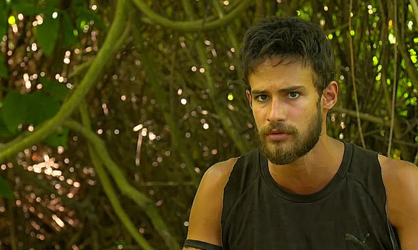 Survivor Batuhan, kız arkadaşıyla yatak odasından poz verdi takipçileri deliye döndü