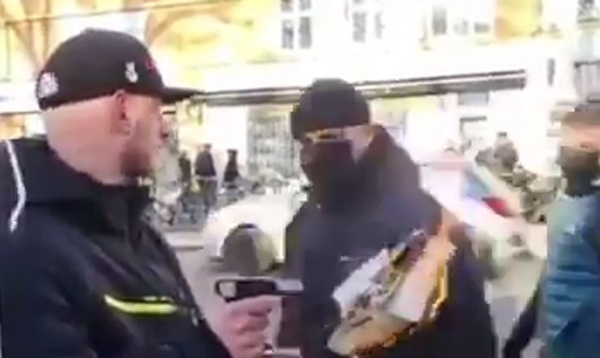 Sosyal medya bu görüntüleri konuşuyor: Kur'an-ı Kerim yakan gençlerin başına öyle bir şey geldi ki…