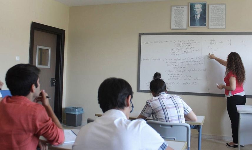 İki lise öğrencisi sınıfın ortasında Kur'an-ı Kerim’i tekmelediler: O görüntülere tepkiler çığ gibi büyüyor 