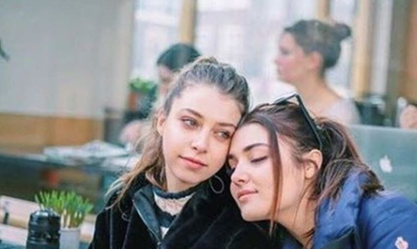 Kız Kıza Kaçamaktan Heyecanlandıran Fotoğraflar: Hande Erçel Minik Bikinisiyle Parmak Isırttı!