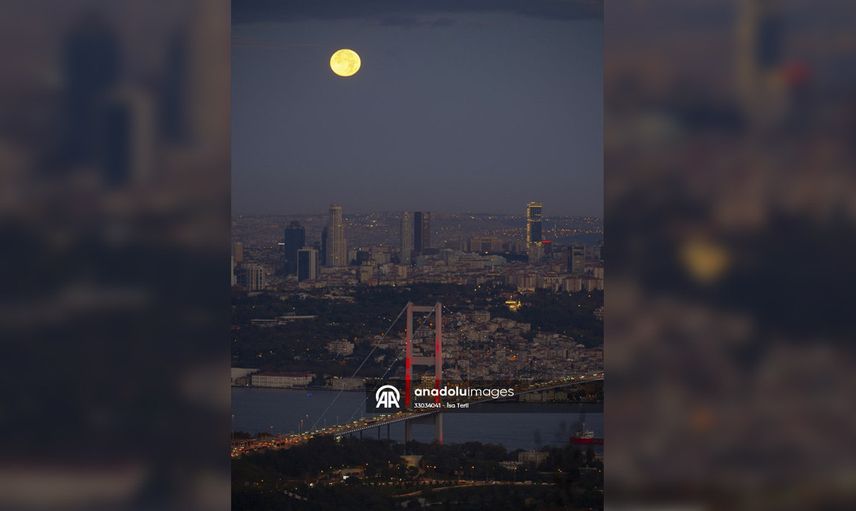 İstanbul'da eşsiz dolunay görüntüsü fotoğraflandı: İşte o anlar...