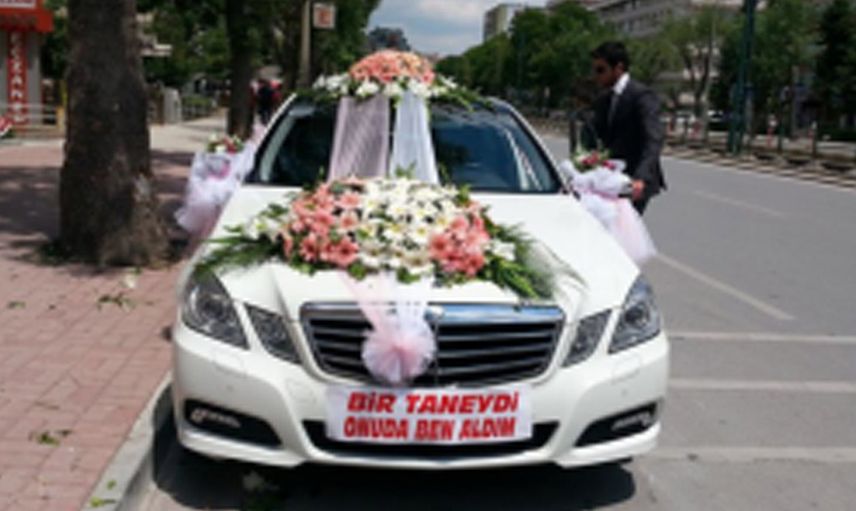 Siz evlenmeyin diyeceğiniz saçma gelin arabası yazıları