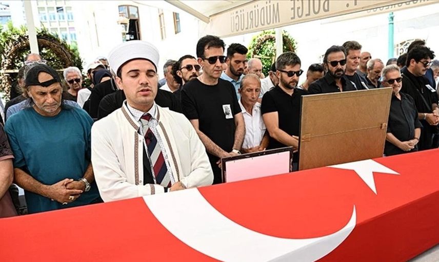 Yeşilçam'dan bir yıldız daha kaydı! Sevilen senarist Safa Önal bugün son yolculuğuna uğurlandı