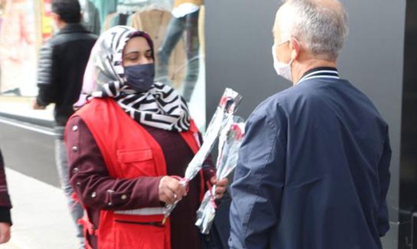 Kadın Cinayeti İşlenmeyen Şehirde Erkeklere Karanfil Dağıtıldı