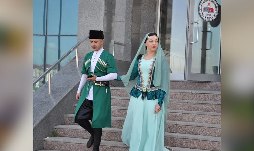 Seçim kombinleri belli oldu! Oy vermeye birbirinden farklı kıyafetlerle giden insanlar