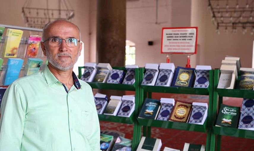 İzmir'deki imam herkesin takdirini topladı! Turistlere İslam'ı anlatan imam kısa sürede gündem oldu