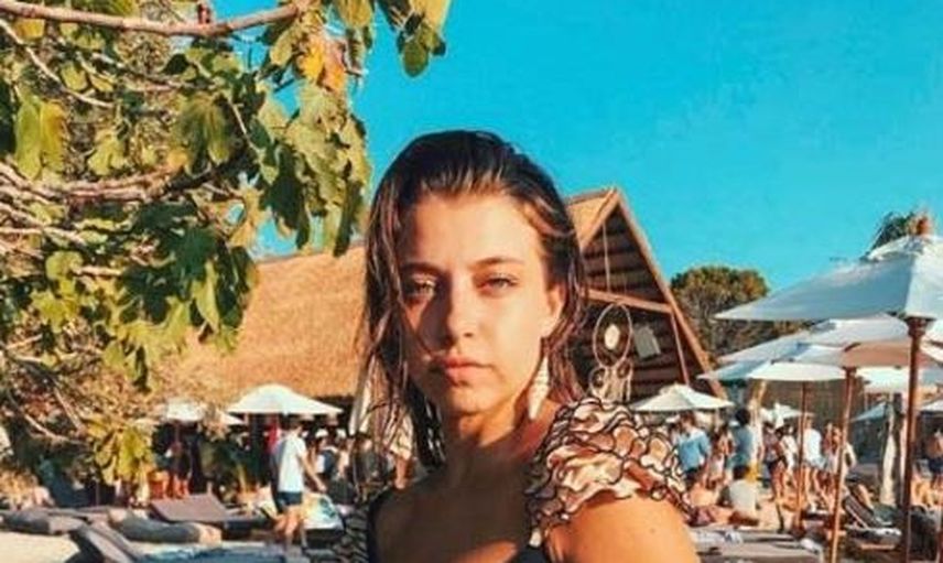 Kız Kıza Kaçamaktan Heyecanlandıran Fotoğraflar: Hande Erçel Minik Bikinisiyle Parmak Isırttı!