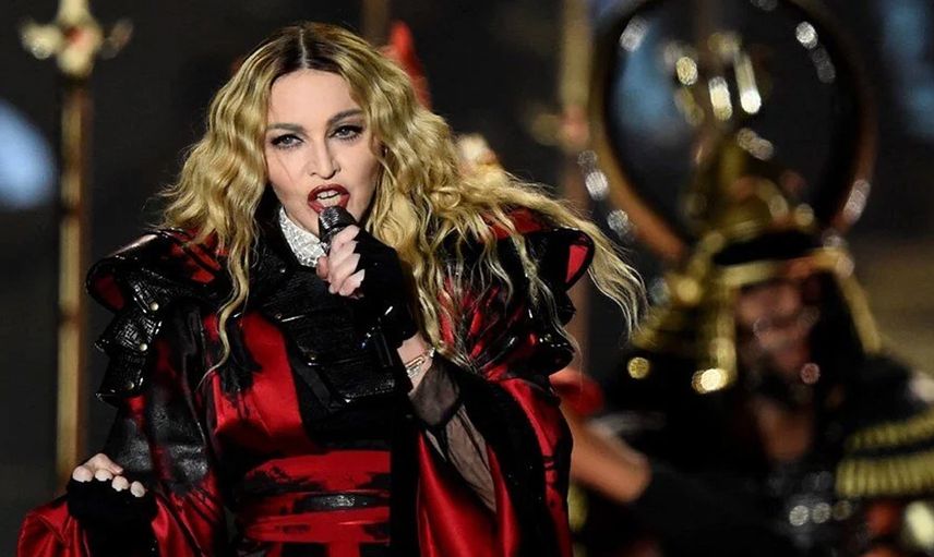 Dünyaca ünlü şarkıcı Madonna'ya tepkiler çığ gibi büyüyor: Tekerlekli sandalyedeki hayranını azarladı! ''Neden oturuyorsun? Ayağa kalk''