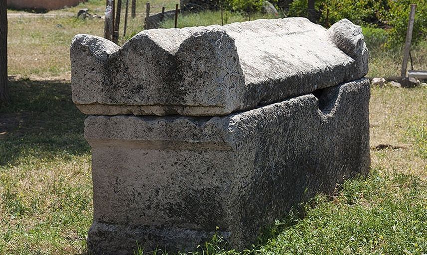 Büyükbabasının mezarında fotoğraf çekilen torun mahkemelik oldu