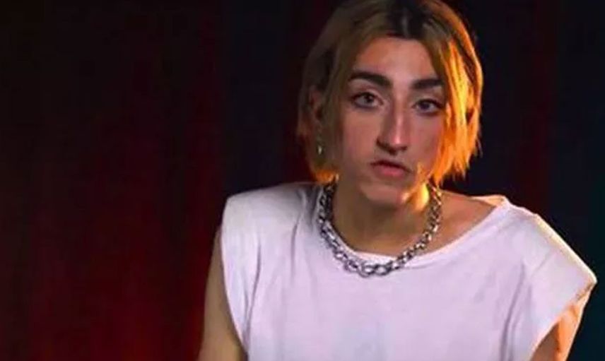 Mika Raun bir kadını göğüsünden öptü bu anlar büyük yankı uyandırdı! Popüler olacağım derken rezil oldu