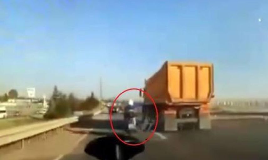 Kendisini Uyaran Motosiklet Sürücüsünün Üzerine Sürdü: İki Gün Sonra Arayıp Teklifte Bulundu!